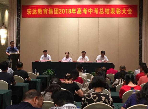 图片新闻 海宁市人大常委会副主任朱祥华,宏达控股集团董事长沈国甫